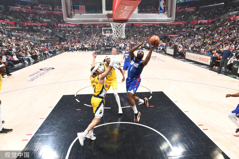 太想进步!费兰赛中为弗里克擦汗,后者被逗大笑不止