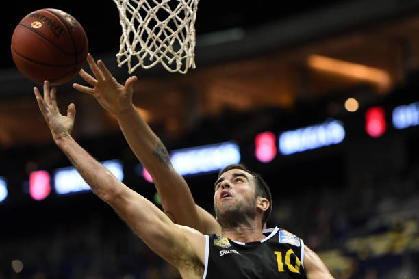 受黄油手影响？王大雷半场连丢3球，表情略显沮丧.