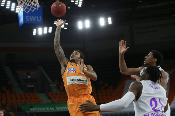 LPL第三阶段赛程激烈，JDG以强势表现击败WBG，IG对阵BLG将决出冠军。